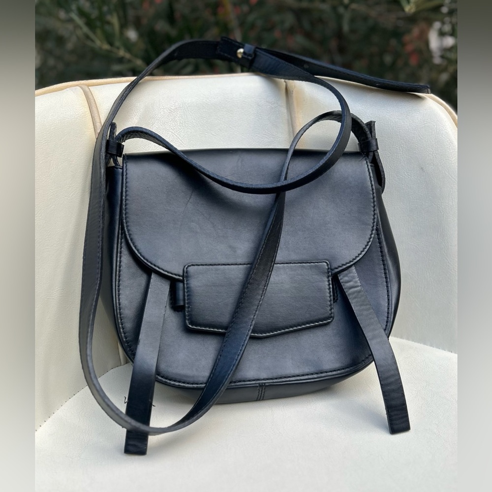 VTG Alessandro Mari Italy 🇮🇹 💯 leather Crossbody Sz 9”x8”